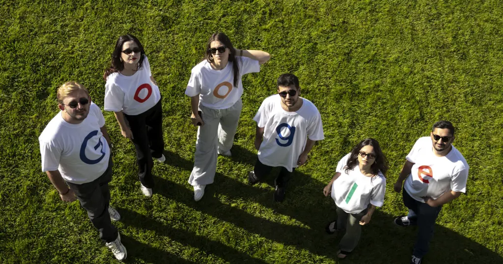 Groupe de personnes en t-shirts assortis sur une pelouse
