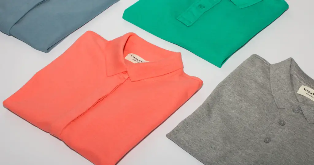 T-shirts de couleur pliés sur une surface claire