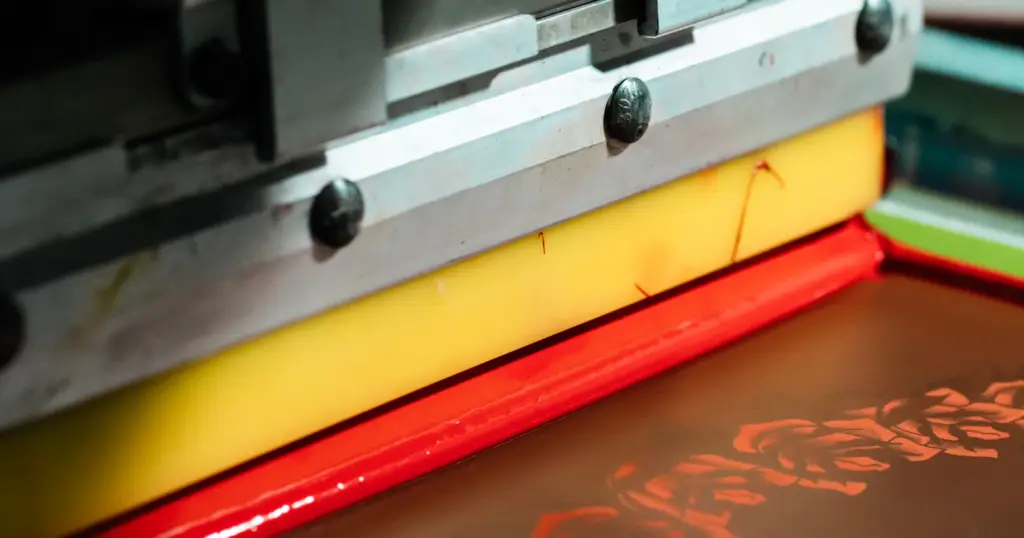 Impression d’un motif rouge en atelier de sérigraphie