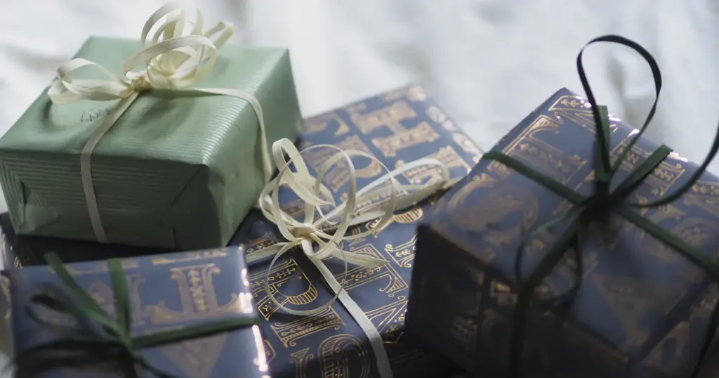 Cadeaux emballés avec du papier et des rubans