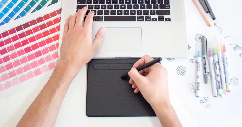 Graphiste travaillant sur une tablette graphique avec un nuancier
